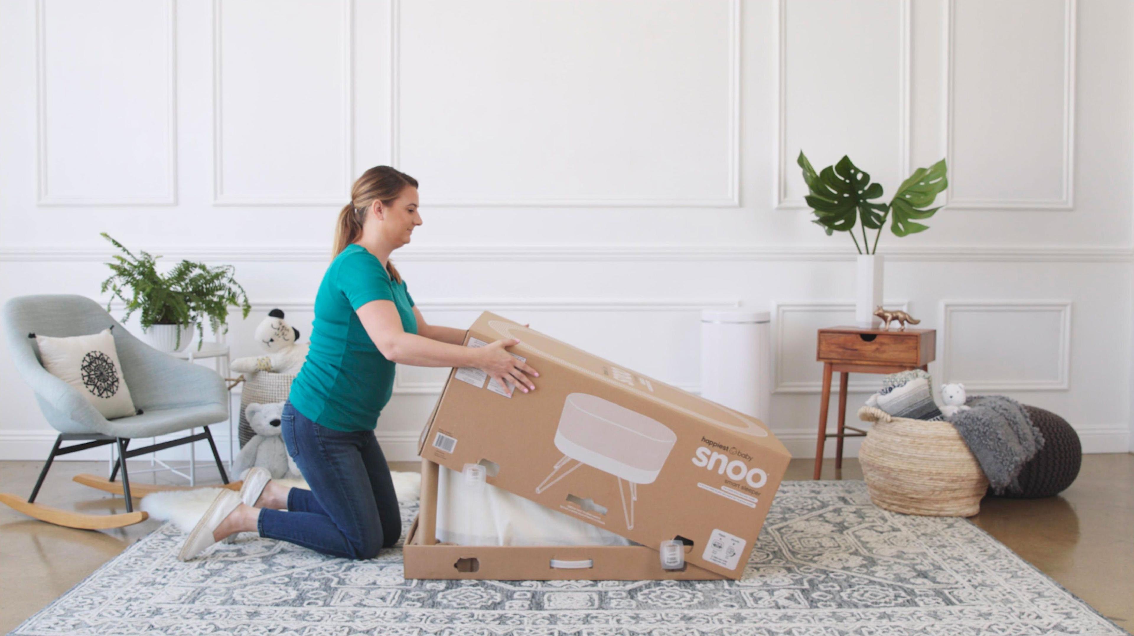 Mum unpacks SNOO to set up her Smart Sleeper